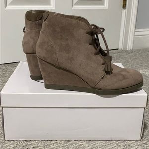STEVE MADDEN TAUPE BROWN TIE UP BOOTIES
